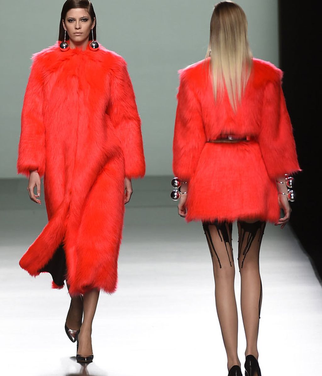 Tejidos metalizados, plastificados y silueta urbana