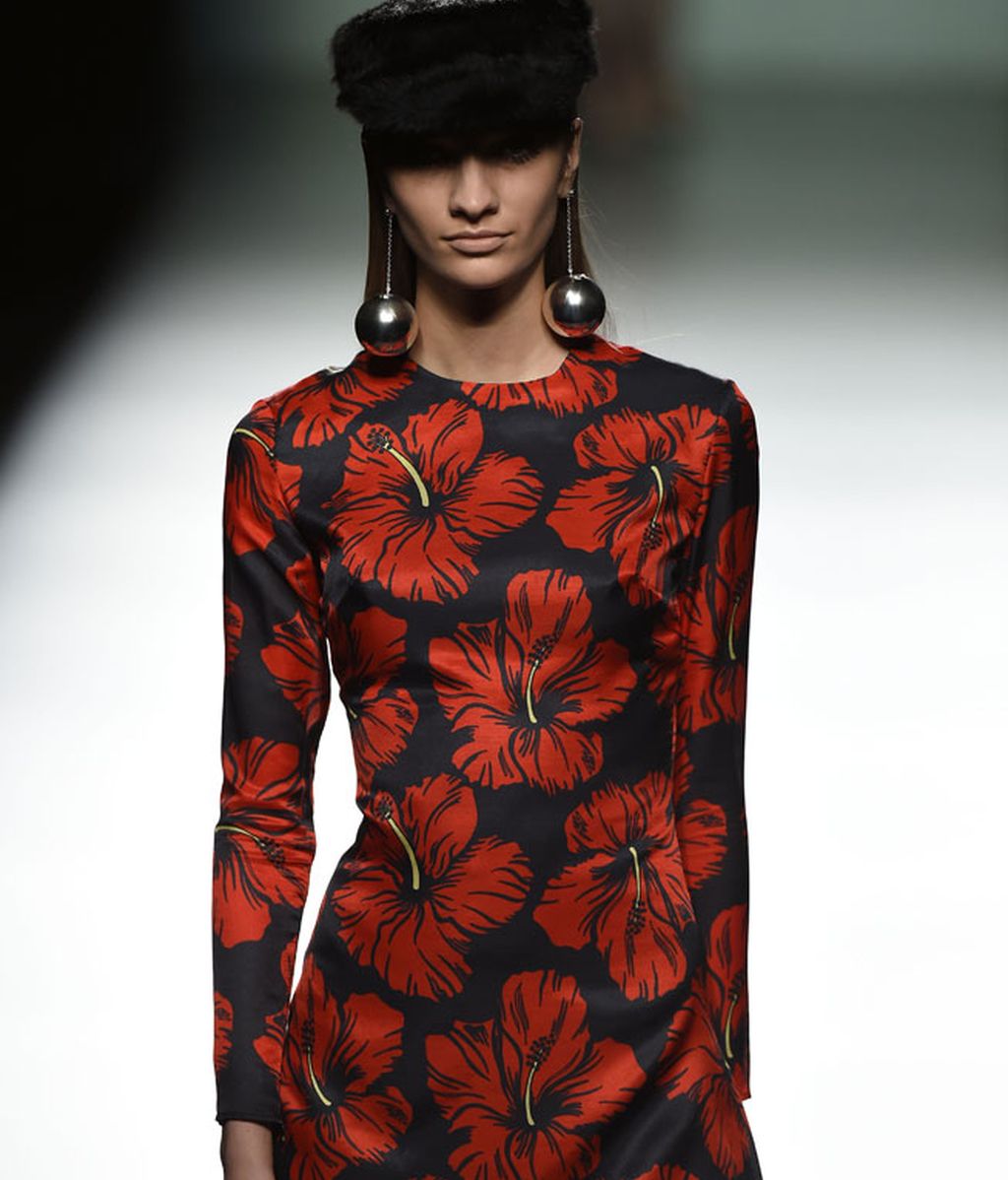 Tejidos metalizados, plastificados y silueta urbana