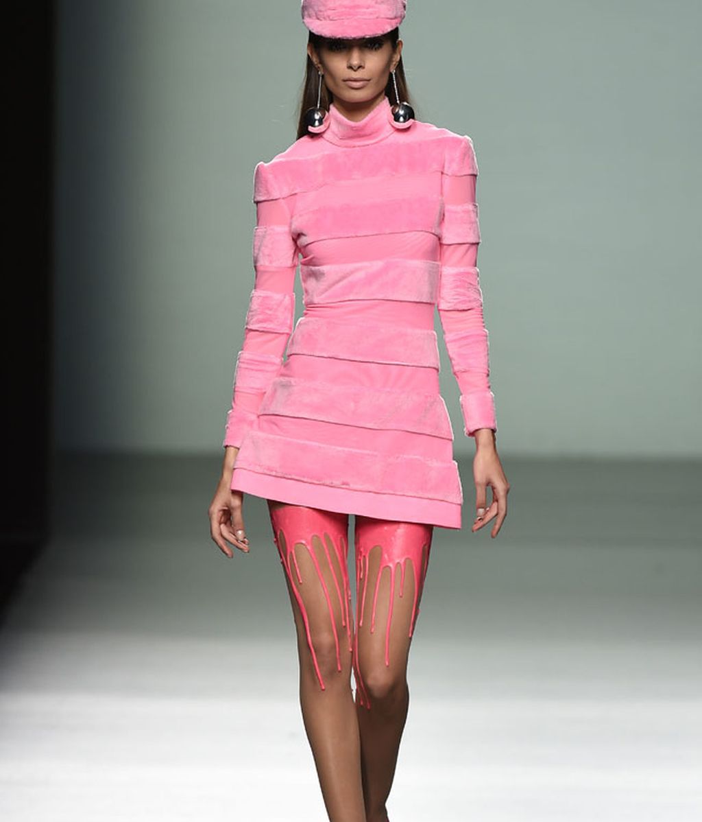 Tejidos metalizados, plastificados y silueta urbana