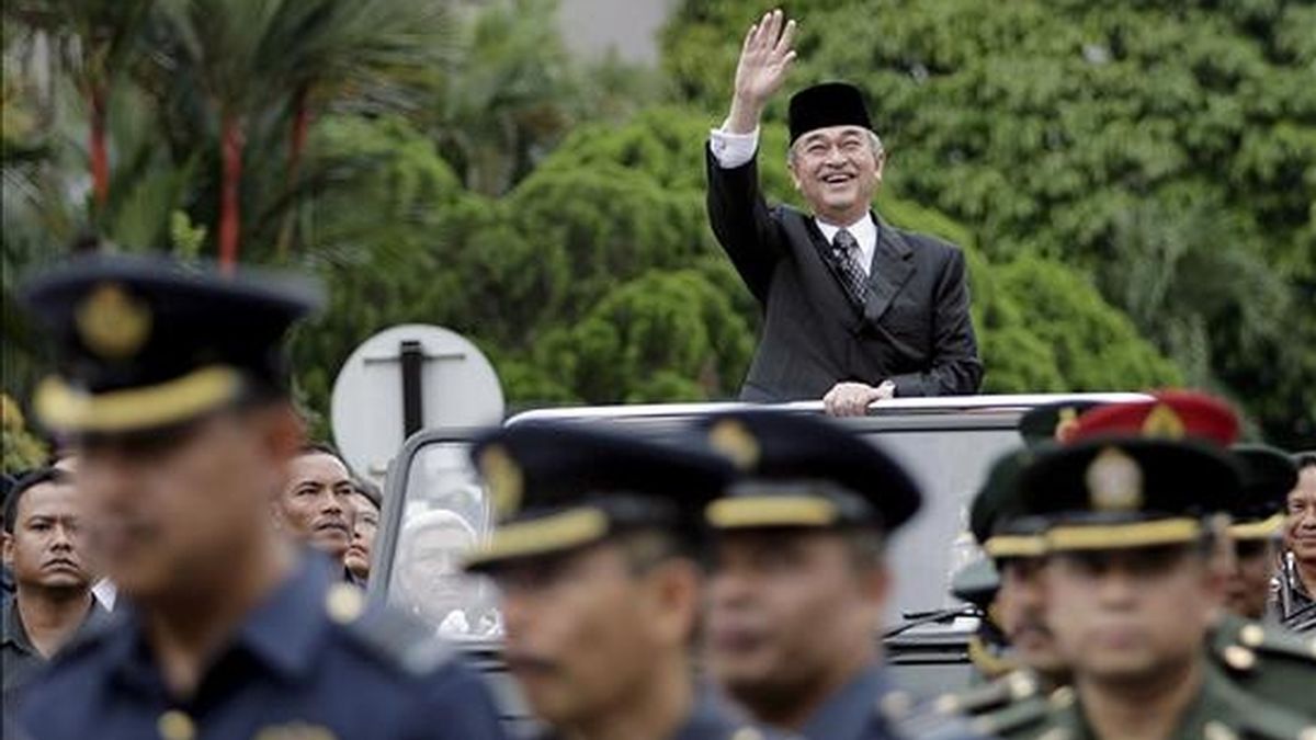 El ex primer ministro malayo, Abdullah Ahmad Badawi (c), quien también ocupaba el cargo de ministro de Defensa, saluda durante su ceremonia de despedida, mantenida en el Ministerio de Defensa, en Kuala Lumpur (Malasia), el 2 de abril de 2009. Abdullah Ahmad Badawi dimitió tras seis años en el poder. EFE