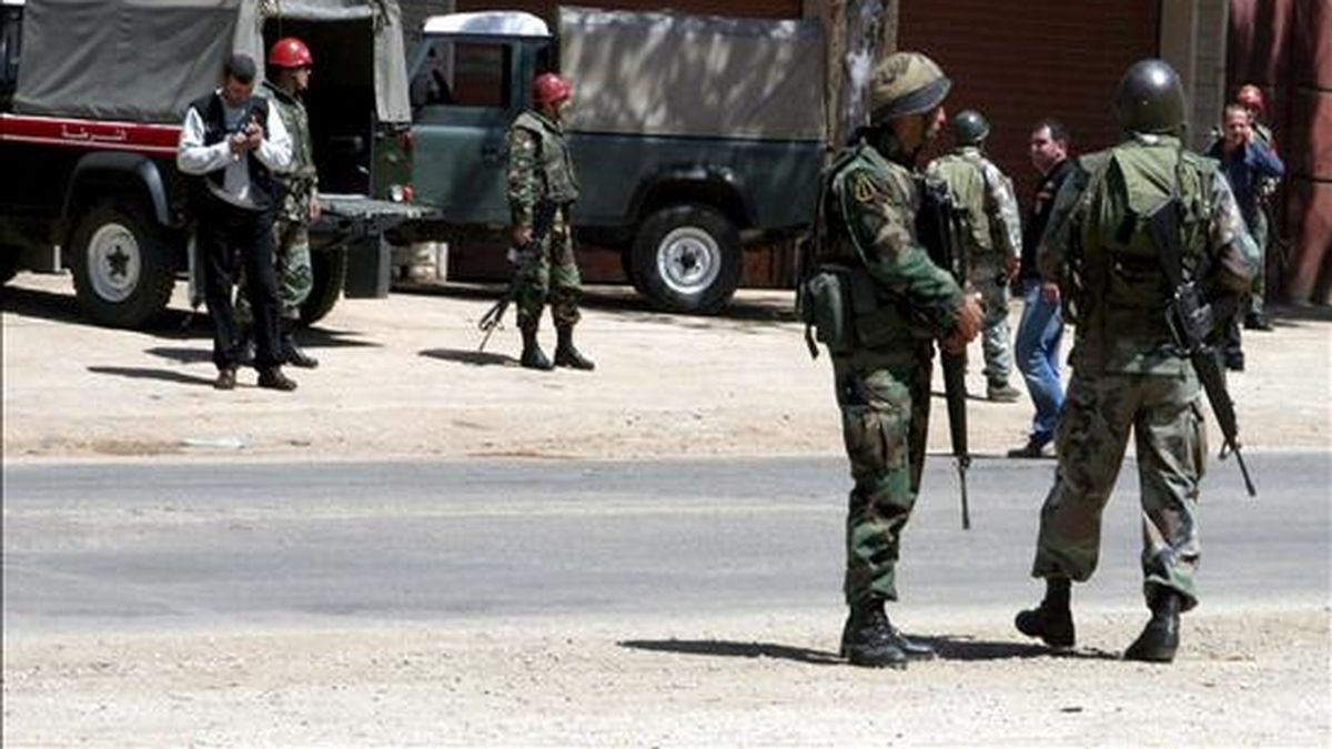 Soldados libaneses revisan el lugar donde una patulla del ejército libanés fue atacada hoy lunes. EFE