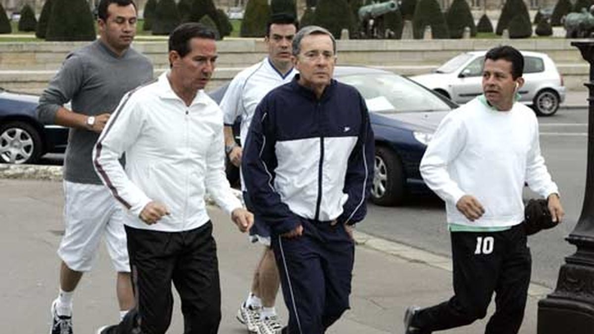 Imagen de archivo del presidente Uribe (centro) haciendo footing. Foto: EFE
