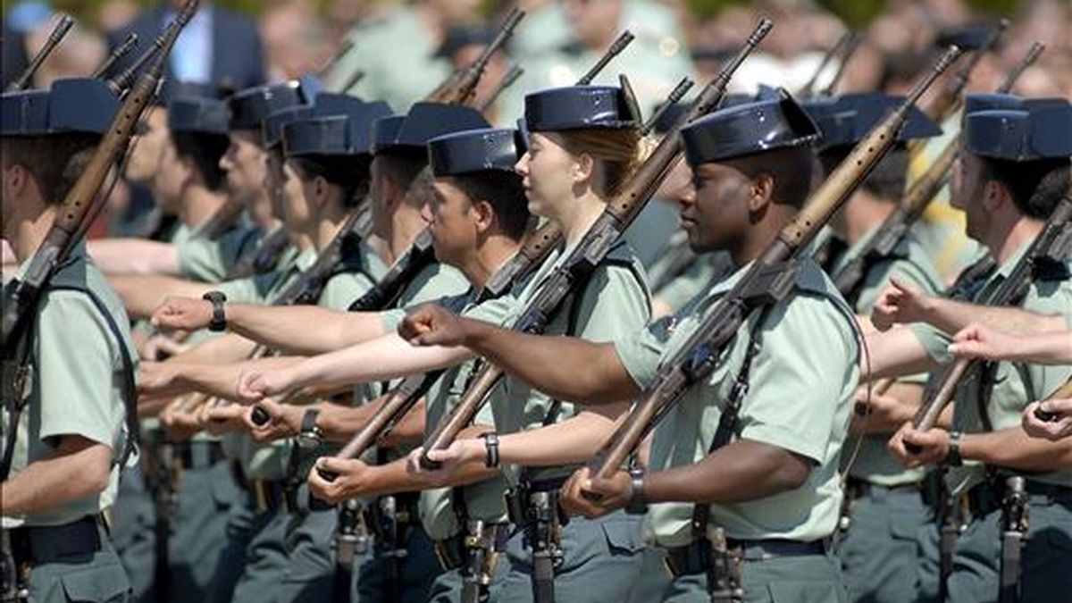 Varios de los guardias civiles graduados durante un desfile en la ceremonia de clausura de la 115 promoción de Guardias Civiles en la Academia de Guardias y Suboficiales de Úbeda-Baeza. EFE/Archivo