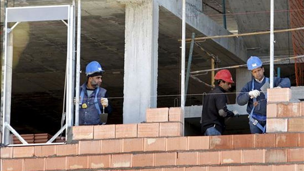 Tres obreros trabajan en una vivienda de Bilbao. EFE/Archivo