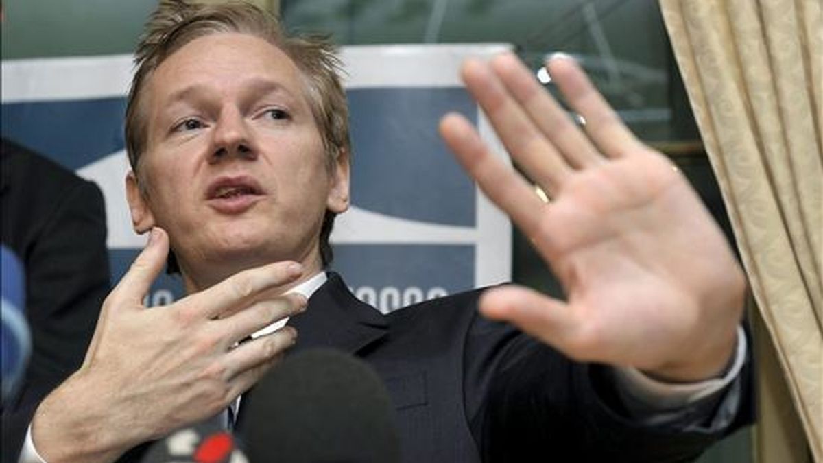 Fotografía tomada el 4 de noviembre de 2010 que muestra al fundador de Wikileaks, Julian Assange, durante una rueda de prensa en Ginebra (Suiza). EFE/Archivo