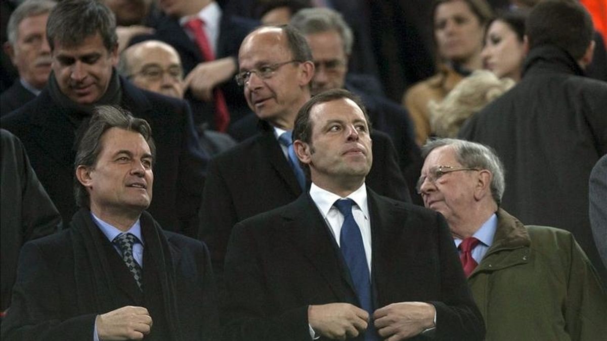 El presidente del FC Barcelona, Sandro Rosell (c), y el presidente de la Generalitat, Artur Mas. EFE/Archivo