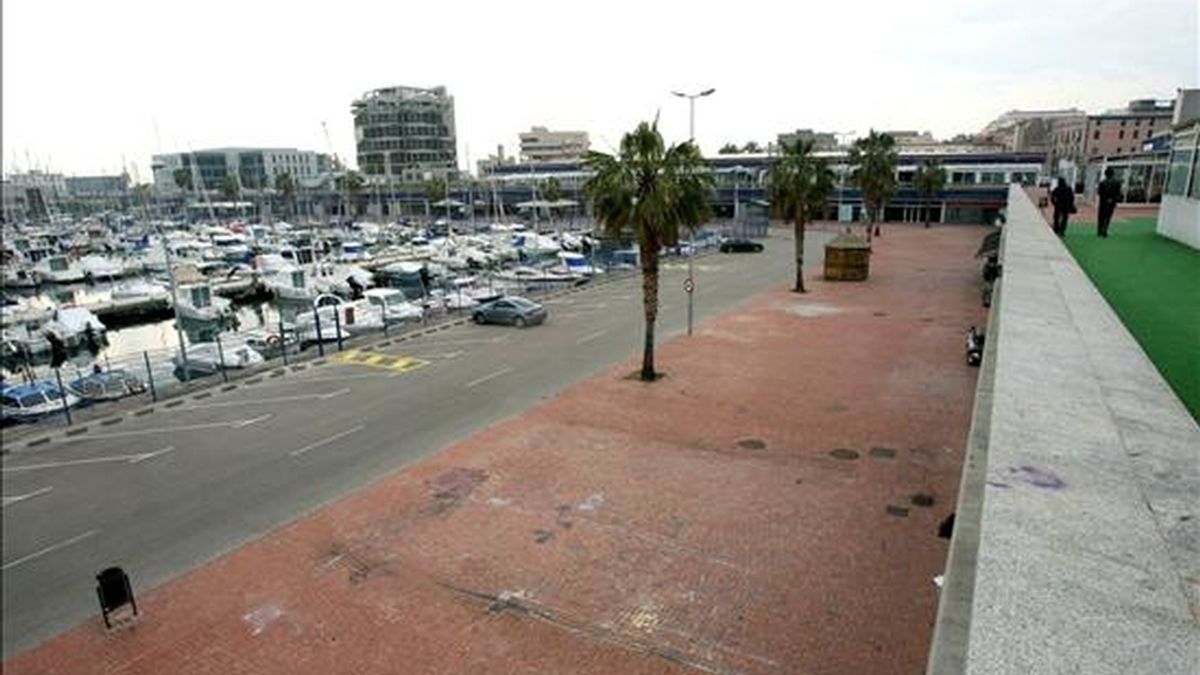 La Guardia Urbana de Tarragona ha detenido a dos jóvenes después de que, presuntamente, uno de ellos violara a una chica en el puerto deportivo de Tarragona, mientras su amigo lo grababa con el teléfono móvil. En la imagen la zona de ocio del puerto donde ocurrieron los hechos. EFE