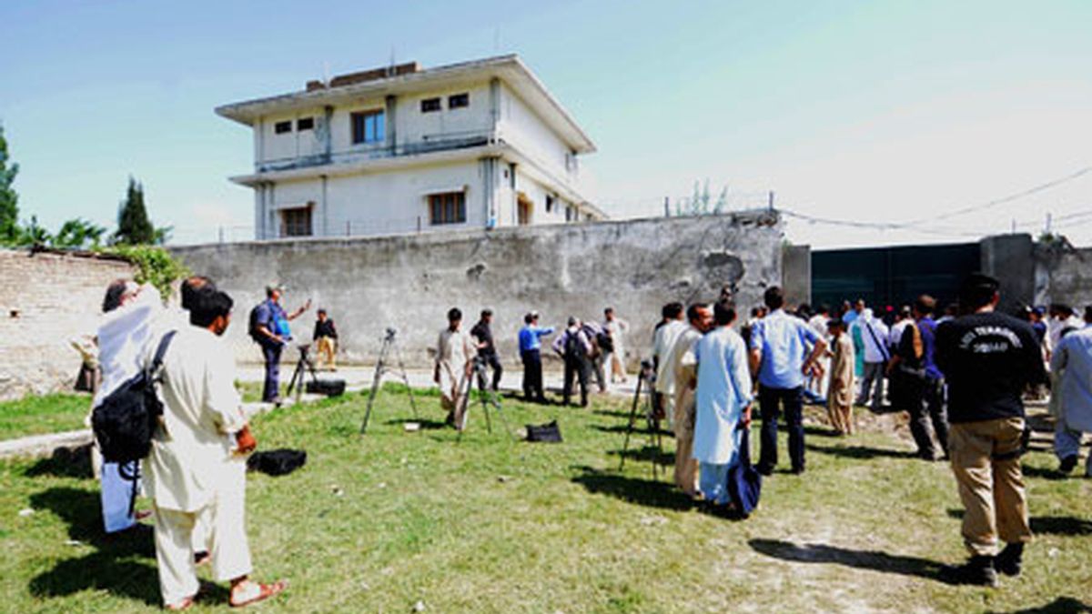 Agentes de las fuerzas de seguridad paquistaníes permiten el acceso a los periodistas al interior de la residencia en la que el líder de la red terrorista Al Qaeda, Osama bin Laden, fue abatido por soldados estadounidenses. Foto: EFE.