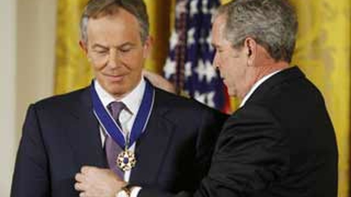 El presidente de EEUU, George W Bush, impone la Medalla Presidencial de la Libertad a Tony Blair, ex primer ministro británico. Foto:AP