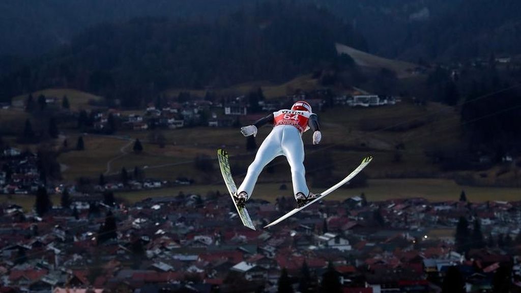 Markus Eisenbichler de Alemania se eleva por el aire