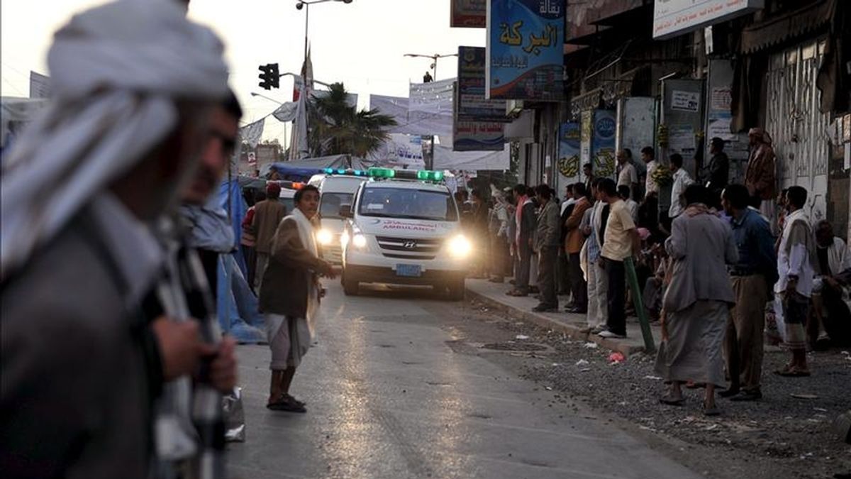 Manifestantes yemeníes abren paso a un ambulancia tras los enfrentamientos con las fuerzas de seguridad registrados durante una protesta para exigir la salida del poder del presidente yemení, Alí Abdalá Saleh, en un hospital de campaña en Saná (Yemen). EFE