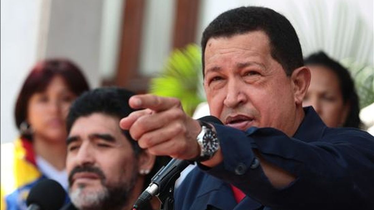 El presidente de Venezuela, Hugo Chávez (d), acompañado del astro del fútbol Diego Armando Maradona (i), habla en Caracas. EFE