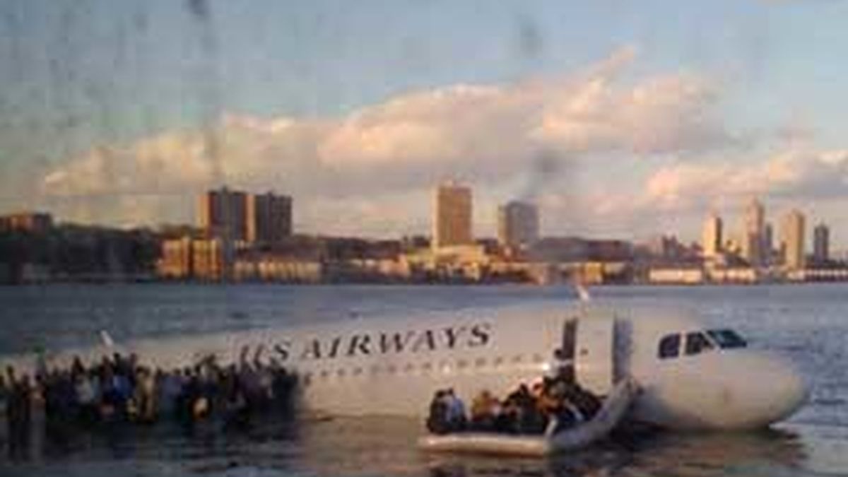 Imagen del momento del amerizaje en el Hudson. Foto: EFE