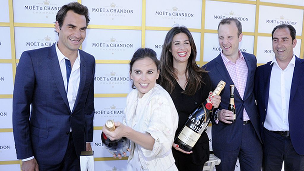Elena Anaya celebrando su victoria al más puro estilo Moët