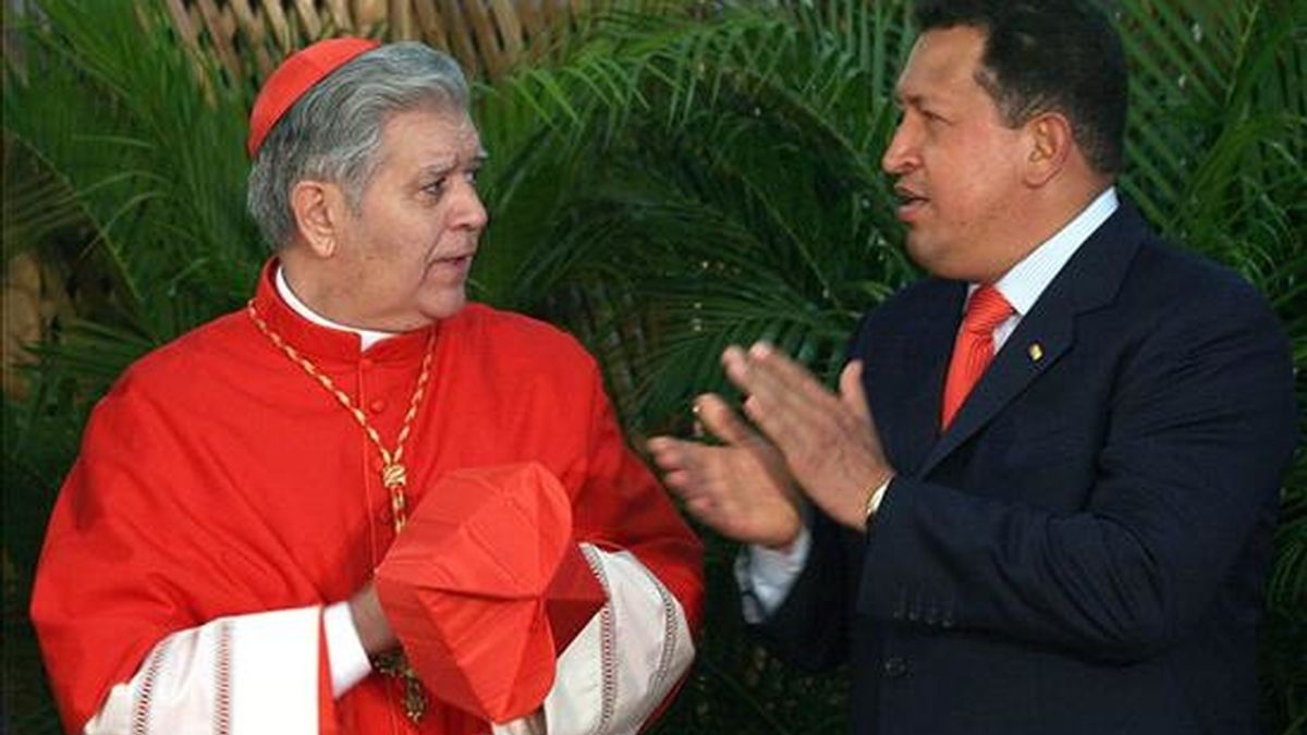 En  la imagen, el presidente venezolano, Hugo Chávez, y el arzobispo de Caracas, Jorge Urosa, el 30 de marzo de 2006. EFE/Archivo