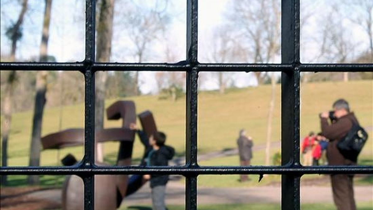 Los últimos visitantes del museo Chillida Leku, que cierra sus puertas indefinidamente, disfrutan hoy mientras se espera que se logre un acuerdo con las instituciones públicas que haga posible la viabilidad económica de este espacio, dedicado a la obra del escultor Eduardo Chillida en la localidad guipuzcoana de Hernani. EFE Los últimos visitantes del museo Chillida Leku, que cierra sus puertas indefinidamente, disfrutan hoy mientras se espera que se logre un acuerdo con las instituciones públicas que haga posible la viabilidad económica de este espacio, dedicado a la obra del escultor Eduardo Chillida en la localidad guipuzcoana de Hernani. EFE