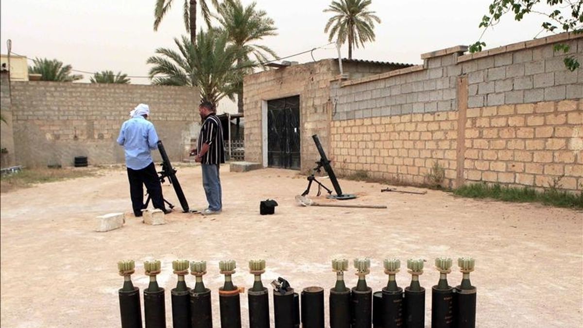 Rebeldes libios preparan la munición de un mortero durante un enfrentamiento contra fuerzas gadafistas en Misrata (Libia), el pasado 30 de abril. EFE/Archivo