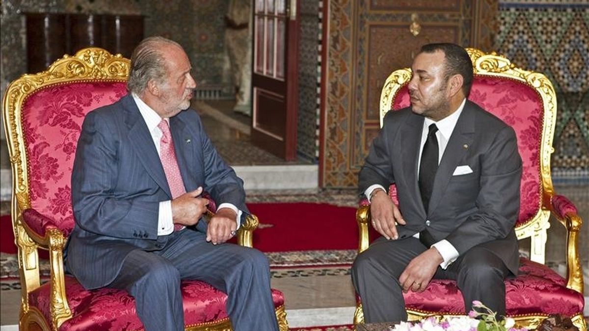 El rey Juan Carlos durante la reunión que ha mantenido hoy con el soberano de Marruecos, Mohamed VI, en Marraquech, en la primera visita de un Jefe de Estado extranjero a este país tras el atentado del 28 de abril en la plaza Yemá el Fna de Marraquech. EFE