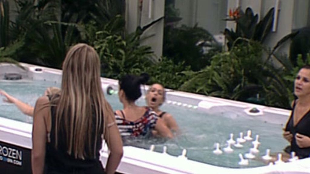 Las chicas estrenan el jacuzzi de GH12