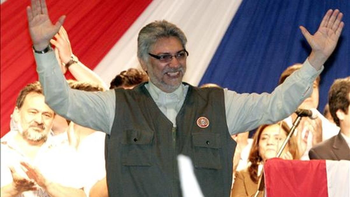 El presidente de Paraguay, Fernando Lugo, saluda a su llegada a una plaza de la localidad de San Lorenzo (Paraguay), durante la celebración del primer aniversario de su triunfo en los comicios generales. EFE