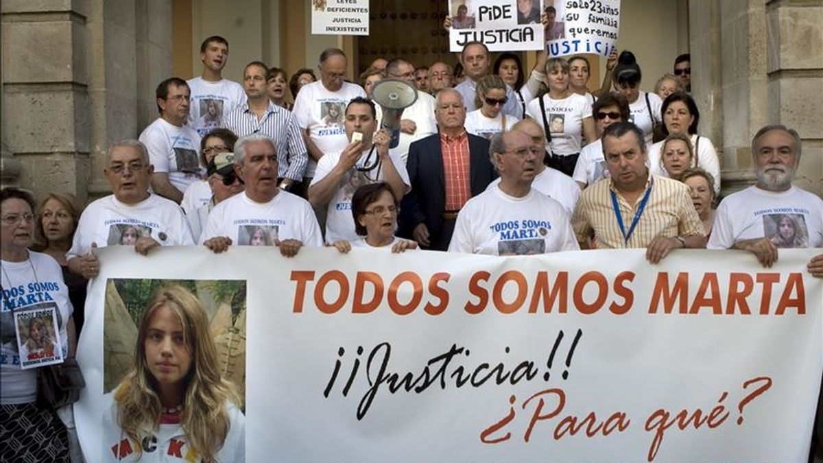 Un momento de la concentración organizada por la Plataforma Marta del Castillo ante el Ayuntamiento de Sevilla, para mostrar su repulsa a la sentencia del Cuco y para pedir también que se cambie la Ley del Menor. EFE