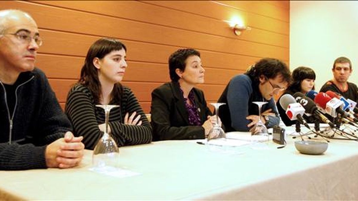 Los abogados Jone Goirizelaia (3i), y Julen Arzuaga (3d), durante la rueda de prensa del pasado lunes en Bilbao. EFE