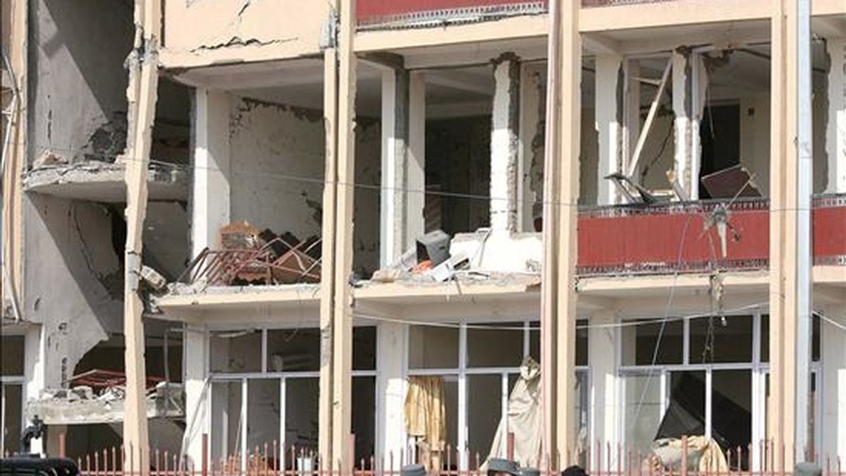 Imagen de los daños ocasionados tras un atentado suicida con bomba en Kabul, Afganistán, hoy miércoles 11 de febrero. Al menos 19 personas murieron y otras 20 resultaron heridas hoy en un doble atentado suicida llevado a cabo por supuestos talibanes. EFE