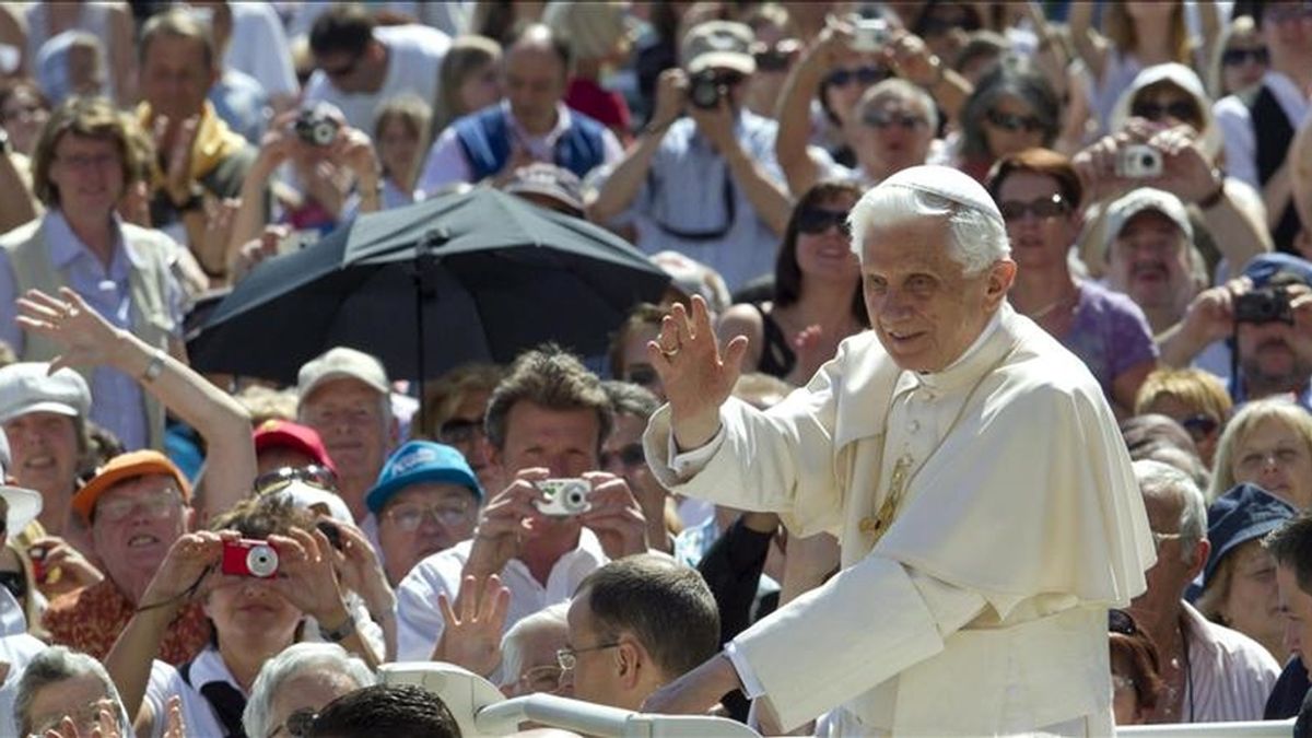 El papa Benedicto XVI saluda a los fieles durante la celebración de la Audiencia General de los Miércoles en la Plaza de San Pedro del Vaticano hoy, miércoles 11 de mayo de 2011 en Ciudad del Vaticano. EFE