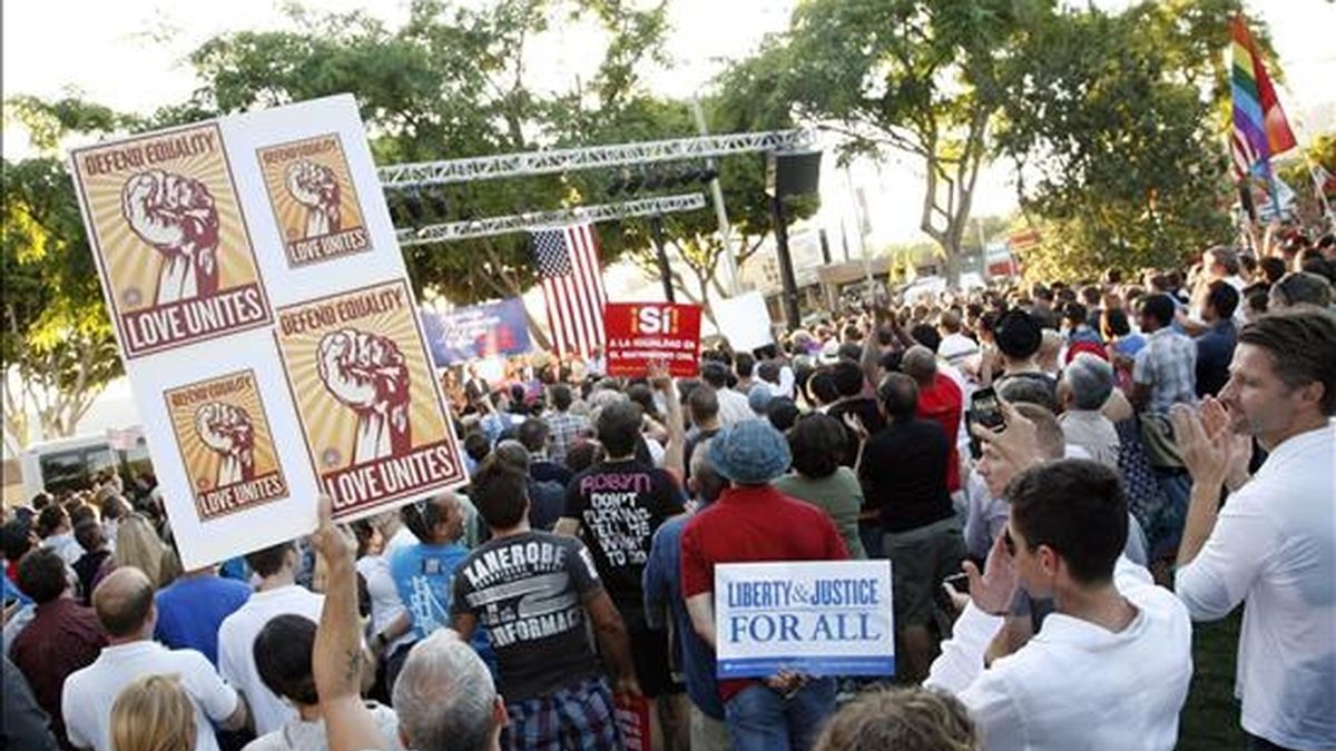Decenas de personas participan en una manifestación de apoyo al matrimonio homosexual en West Hollywood, California (EE.UU.), después de que una corte federal revertió la Propuesta 8 que prihibía el matrimonio entre personas del mismo género. EFE Decenas de personas participan en una manifestación de apoyo al matrimonio homosexual en West Hollywood, California (EE.UU.), después de que una corte federal revertió la Propuesta 8 que prihibía el matrimonio entre personas del mismo género. EFE