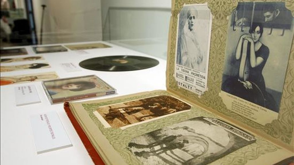 Fotografías que forman parte de la exposición "La copla en la Biblioteca Nacional", compuesta por partituras, carteles, audiovisuales, postales, folletos, cancioneros, libros y guiones cinematográficos, una a muestra que reivindica el papel de la copla, un género típicamente español, que se puede visitar en la Biblioteca Nacional de Madrid. EFE