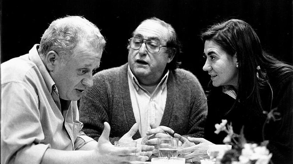 Foto de archivo tomada el 05/12/2009, durante una representación teatral de la obra "El verdugo", del actor Alfred Lucchetti(c), acompañado de su homólogo, Juan Echanove y la actriz Luisa San Martín. Lucchetti ha fallecido hoy en la ciudad condal a los 77 años. EFE