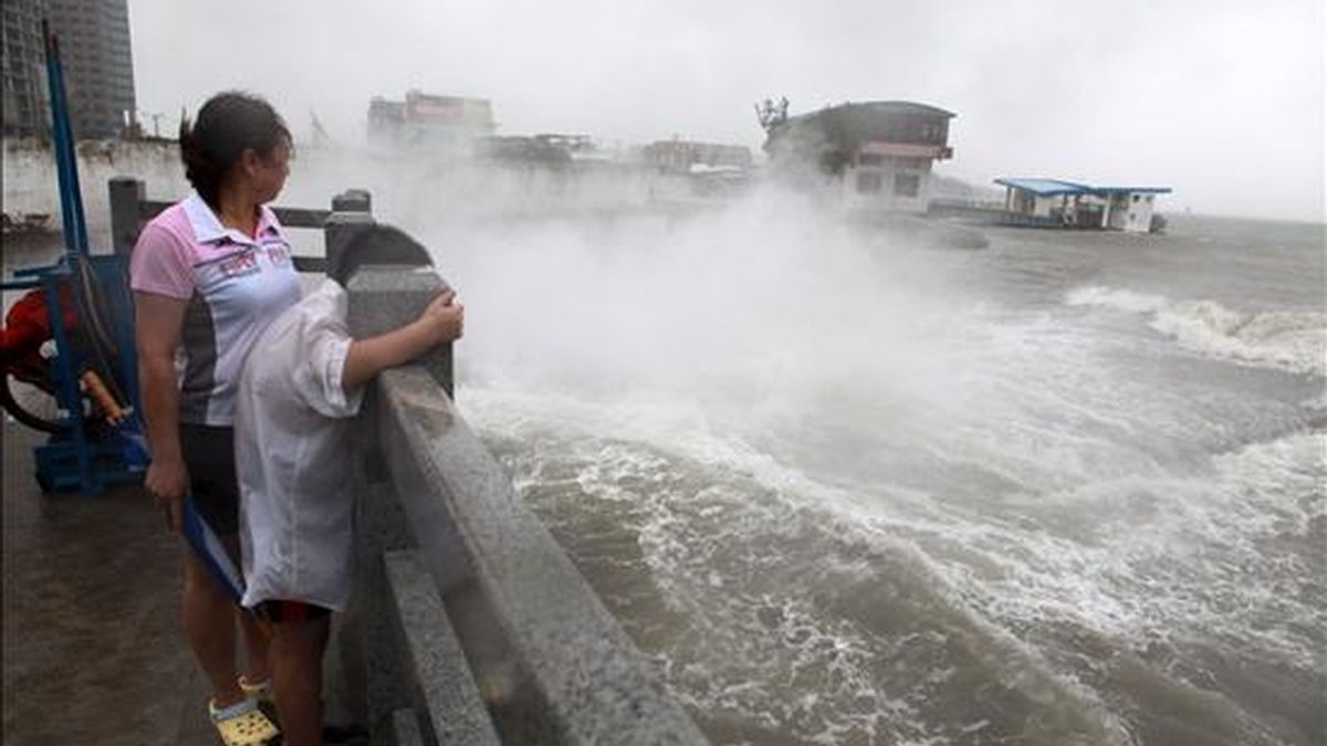 Oleaje en un astillero en Xiamen, en la provincia suroriental china de Fujian, a causa del paso del tifón "Fanapi" el pasado lunes. EFE