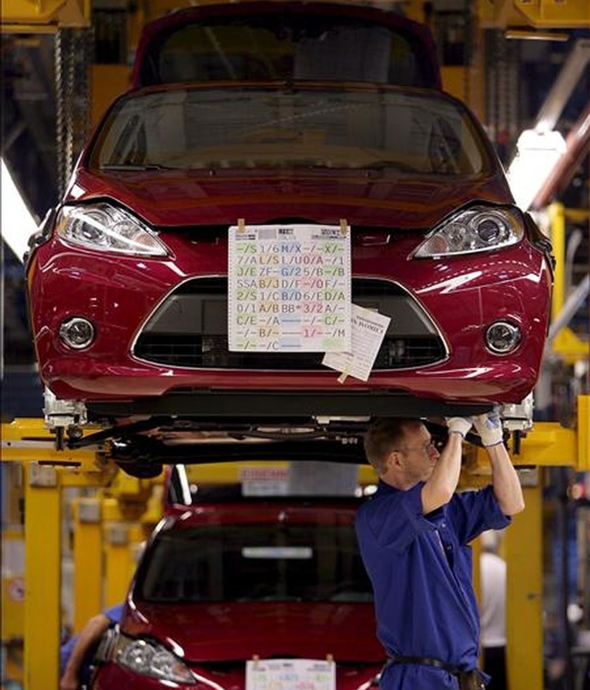 En la imagen del pasado año, un empleado trabaja en el montaje de los nuevos modelos de Ford Fiesta. EFE/Archivo