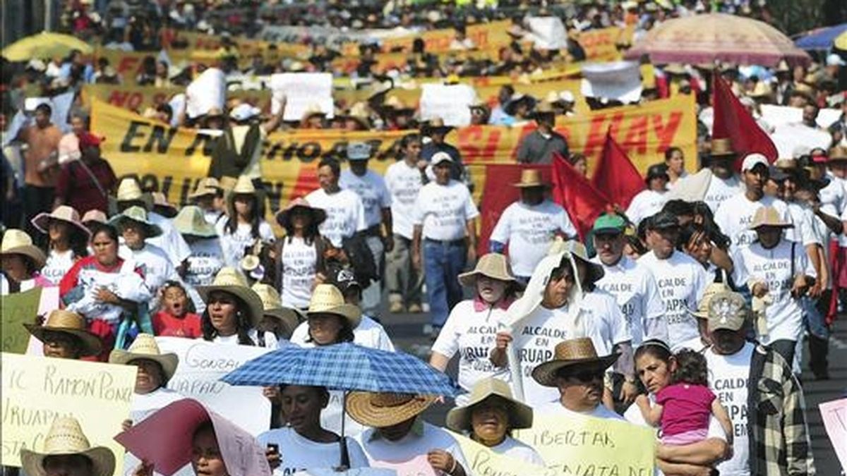 Varios miles de seguidores de los diez alcaldes y veinte funcionarios del estado mexicano de Michoacán, en el oeste del país, detenidos la semana pasada por presuntos nexos con el narcotráfico, se manifestaron hoy en la capital mexicana para defender su inocencia. EFE