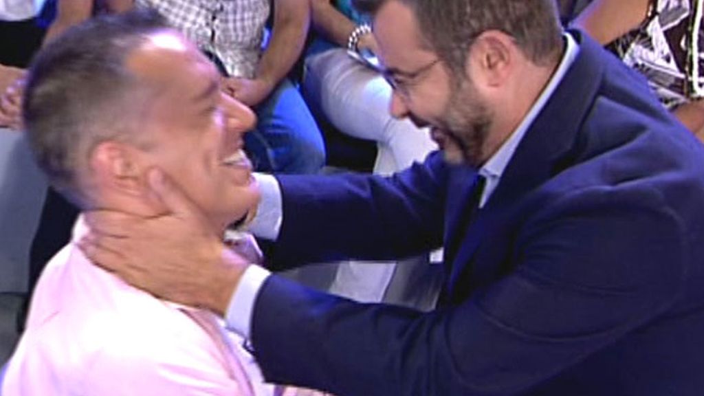 J.J. besa a Kiko Hernández...