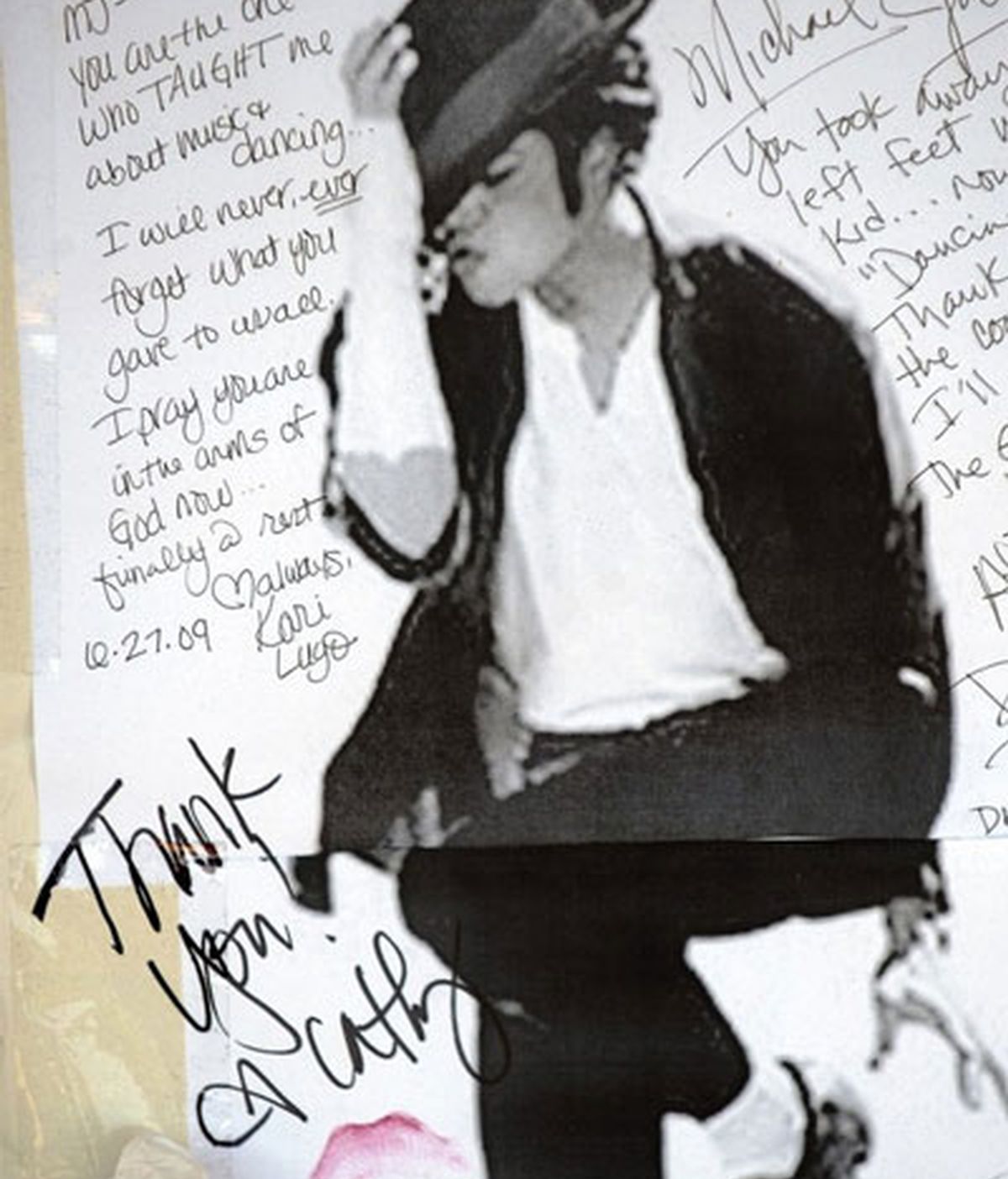 Un mensaje de una fan dejado en la casa en la que vivía Michael Jackson. Foto: AP