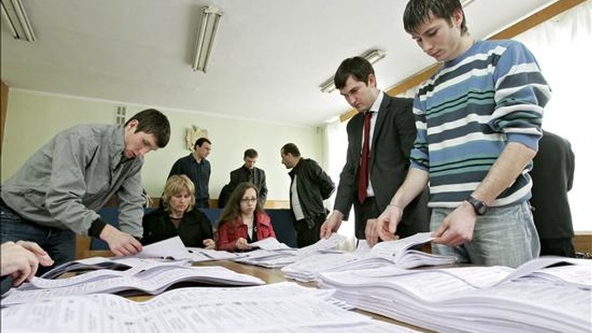 Varias personas participan en el nuevo escrutinio de papeletas de los comicios parlamentarios del pasado 5 de abril en Chisinau, Moldavia, ayer jueves 16 de abril. EFE