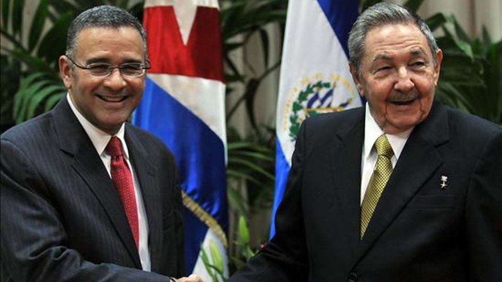 Los presidentes de Cuba y El Salvador, Raúl Castro (d) y Mauricio Funes (i), respectivamente, se saludan durante una reunión sostenida en el Palacio de la Revolución de La Habana, Cuba. EFE Los presidentes de Cuba y El Salvador, Raúl Castro (d) y Mauricio Funes (i), respectivamente, se saludan durante una reunión sostenida en el Palacio de la Revolución de La Habana, Cuba. EFE