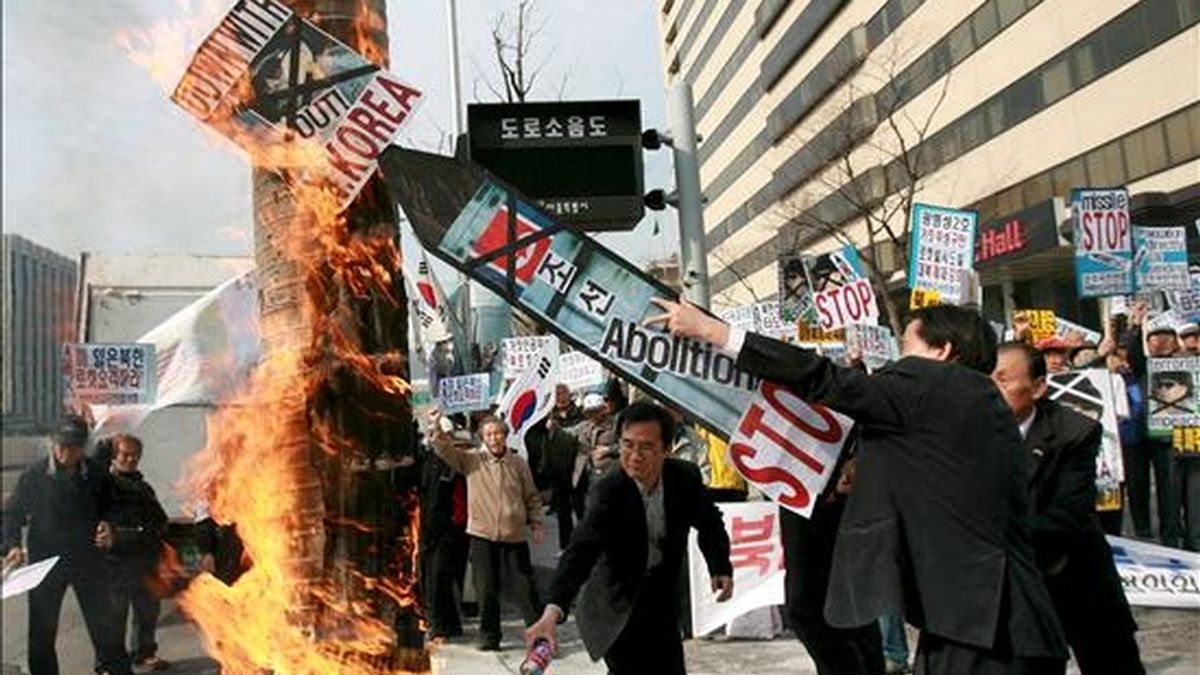 Activistas surcoreanos gritan consignas contra el plan de lanzamiento de un cohete desde Corea del Norte, en Seúl (Corea del Sur), hoy, 4 de abril. El régimen comunista anunció que lanzará un satélite de comunicaciones, entre el 4 y el 8 de abril, pero expertos surcoreanos creen que podría tratarse de un misil de largo alcance que, en caso de fallo, Japón ha amenazado con derribar. EFE