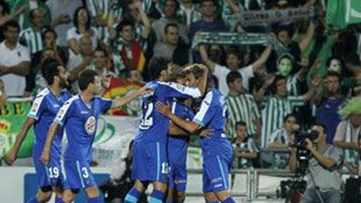 Varios jugadores del Getafe celebran el gol que más tarde les daría los tres puntos. Foto: Reuters