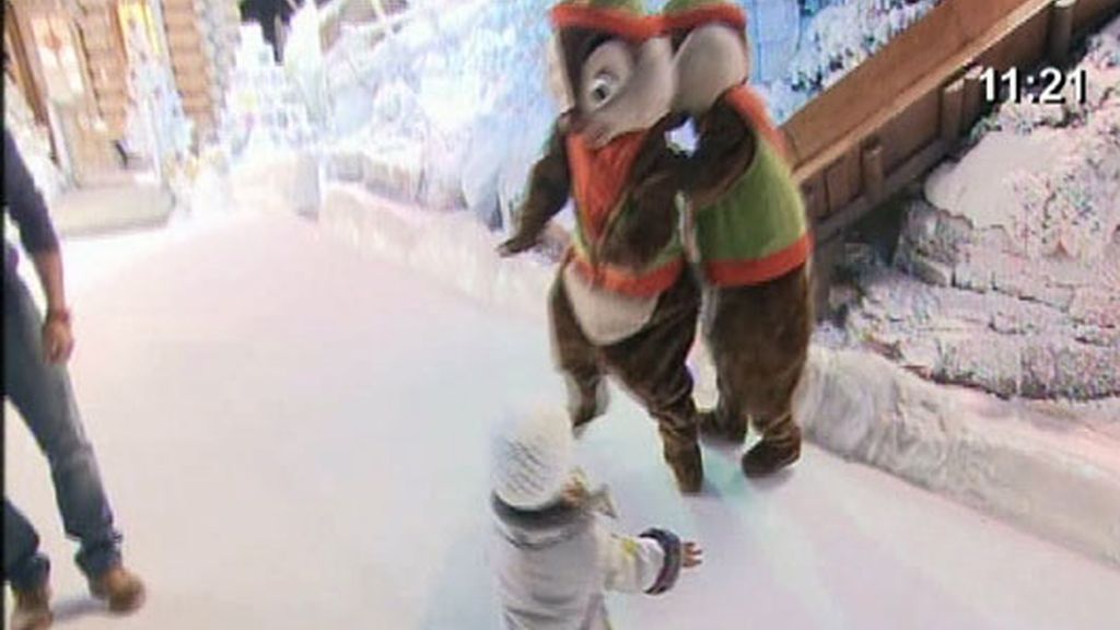 David Bustamante y Paula Echevarría en Disney con su hija Daniela