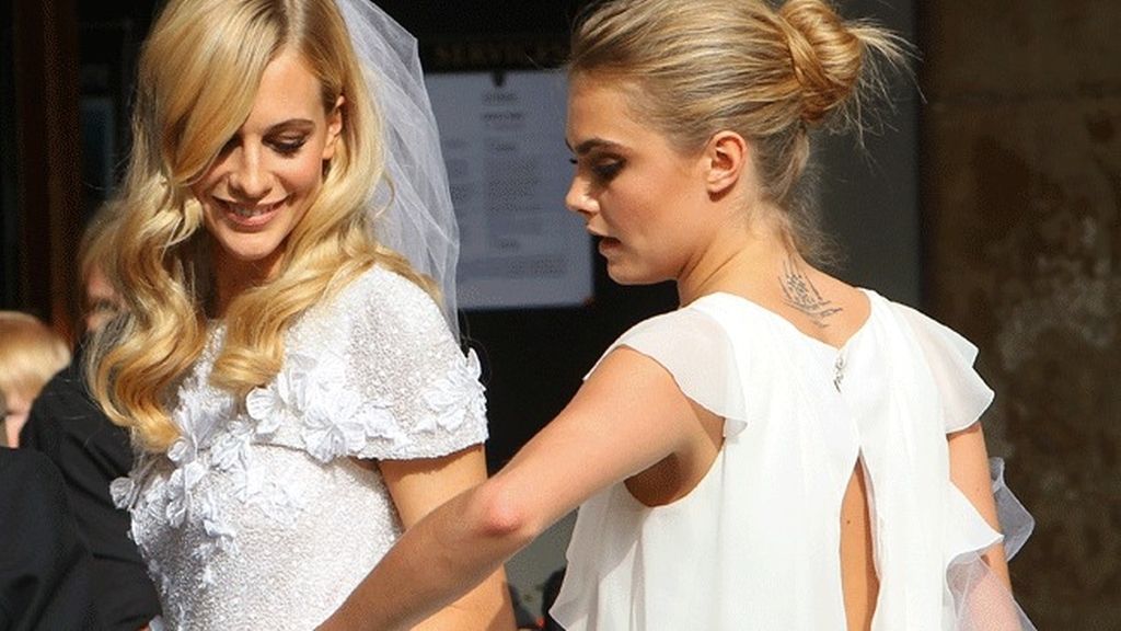Cara y Poppy Delevigne compartieron el color blanco