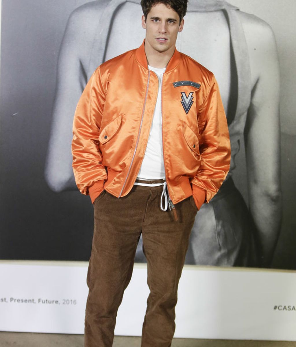 Martín Rivas, 'back to 90's' con pantalón de pana y bomber naranja