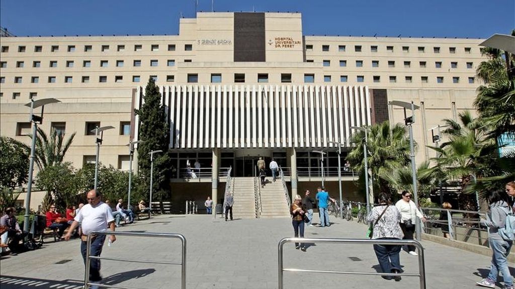 Imagen tomada este mediodía de la fachada principal del hospital Doctor Peset de Valencia donde el president de la Generalitat, Francisco Camps, ha ingresado esta mañana para ser intervenido de la hernia discal en fase aguda que le fue diagnosticada hace unas semanas y le ha condicionado su agenda oficial desde hace casi un mes. EFE