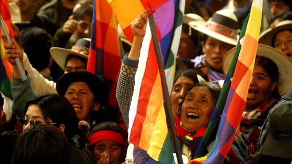 Indígenas participan en la clausura de la IV Cumbre Continental de Pueblos Indígenas, en Puno (Perú), donde los problemas comunes que los afectan en toda América centraron los trabajos de las más de 400 etnias reunidas en esta cumbre. EFE