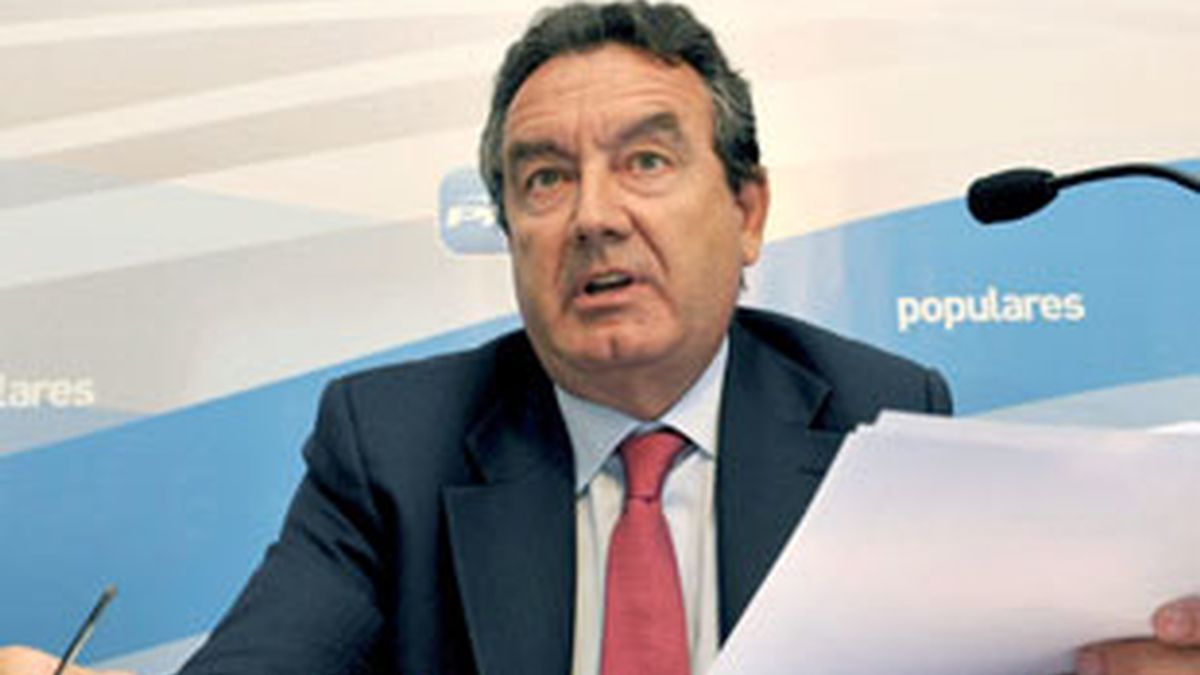 El ex diputado popular por Segovia Jesús Merino, imputado en el "caso Gürtel", durante la rueda de prensa que ha ofrecido en Segovia. Foto: EFE.
