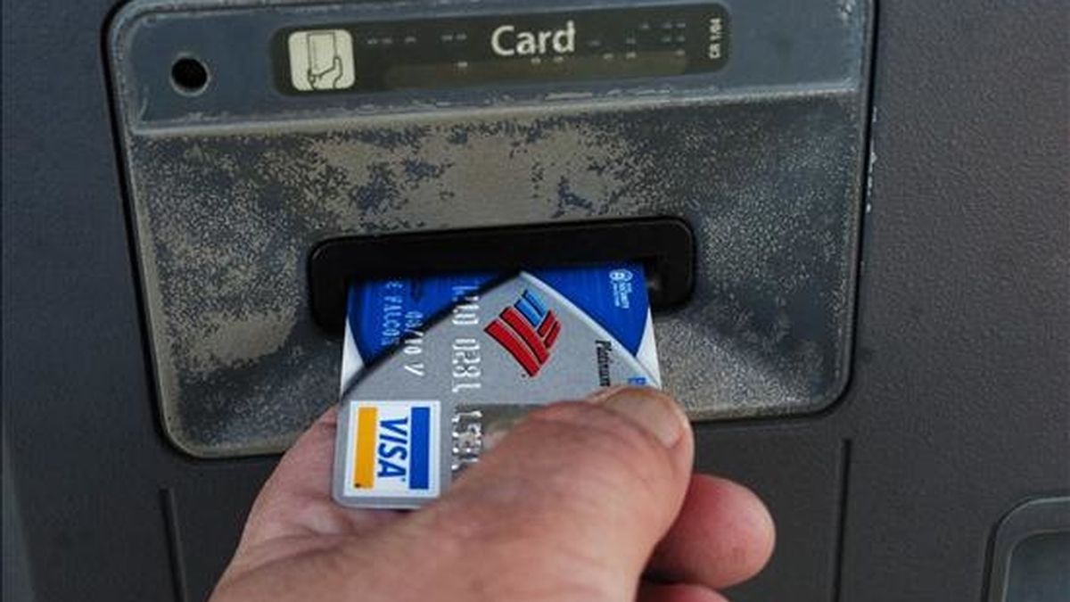 Un hombre saca dinero de un cajero automático. EFE/Archivo Un hombre saca dinero de un cajero automático. EFE/Archivo