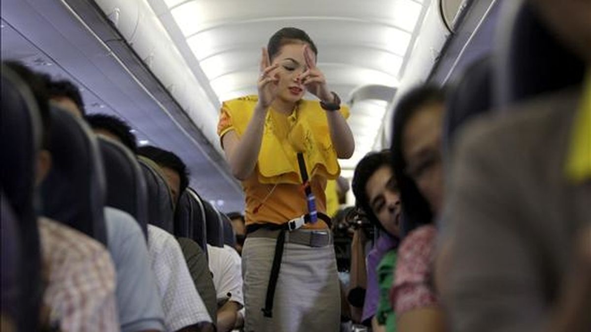 Una azafata de vuelo de Cebu pacific ofrece las instrucciones de seguridad durante el despegue en el aeropuerto de Manila (Filipinas). EFE/Archivo