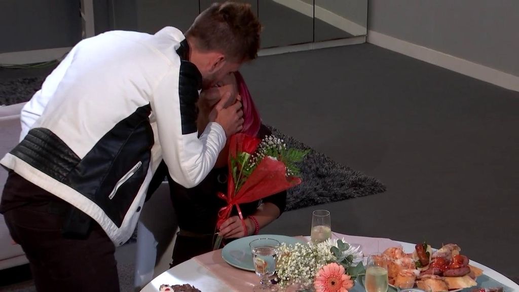 Aunque esta vez el detalle del crepe ha dado la victoria a Bea, Rodri ha cogida una de las flores que estaban por la sala y se la ha regalado. Preparado o no, a Bea le ha sacado una sonrisa de oreja a oreja.