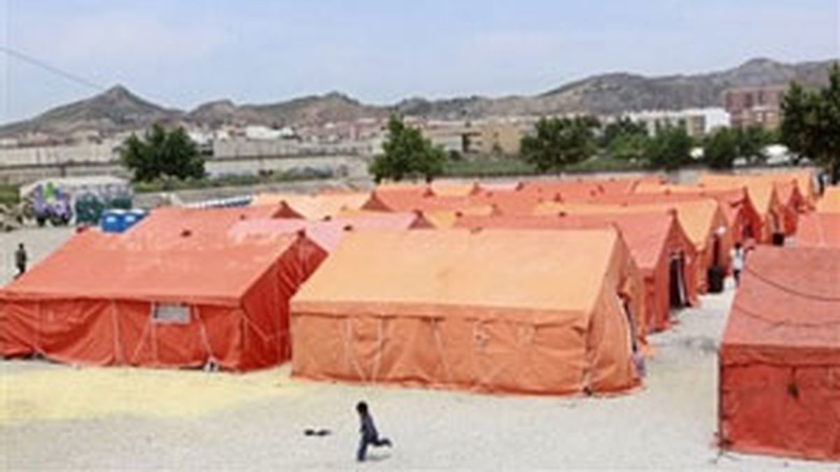 Campamentos montados para atender a las familias desalojadas de sus casas. Foto: AP.